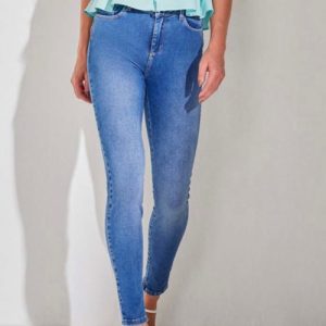 Calça jeans jegging cintura colocada