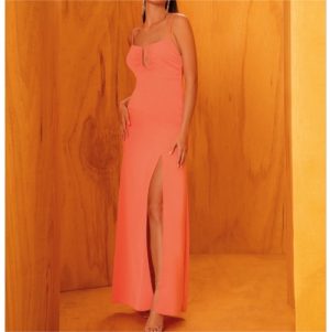 Vestido longo decote e fenda coral
