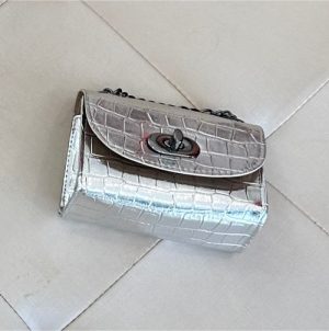 Bolsinha tira colo prata com corrente