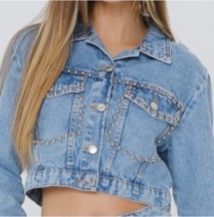 Jaqueta jeans curta tachas