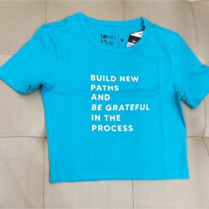 Blusa croped manga curta letras P M G