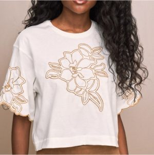 Blusa manga curta bordado flor bege M
